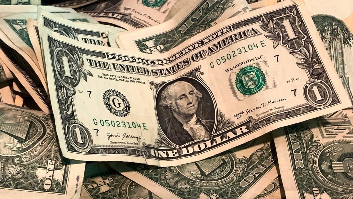 آخرین قیمت معاملات توافقی دلار حواله در بازار ارز تجاری ۶۷هزار و ۱۲۳ تومان و دلار اسکناس ۶۹هزار و ۳۴ تومان ثبت شده است.