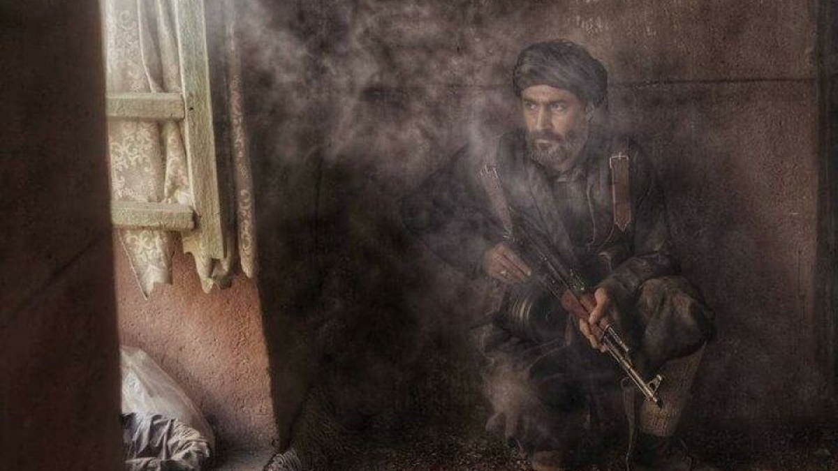 عکسی از بازیگر نقش شهید احمد کاظمی در فیلم سینمایی «پیش‌مرگ» منتشر شد.