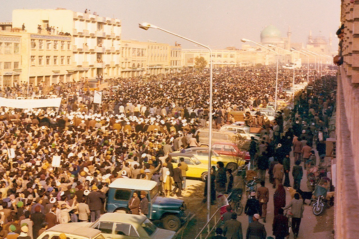 یک‌شنبه خونین تاریخ انقلاب مشهد در ده دی ۱۳۵۷ رقم خورد. روزی که حرکت تانک‌ها در شهر، زمین را به لرزه درمی‌آورد.. 
تجمع مبارزان در بسیاری از نقاط شهر از جمله چهارراه لشگر با آتش سنگین مسلسل‌ها رو‌به‌رو می‌شد.