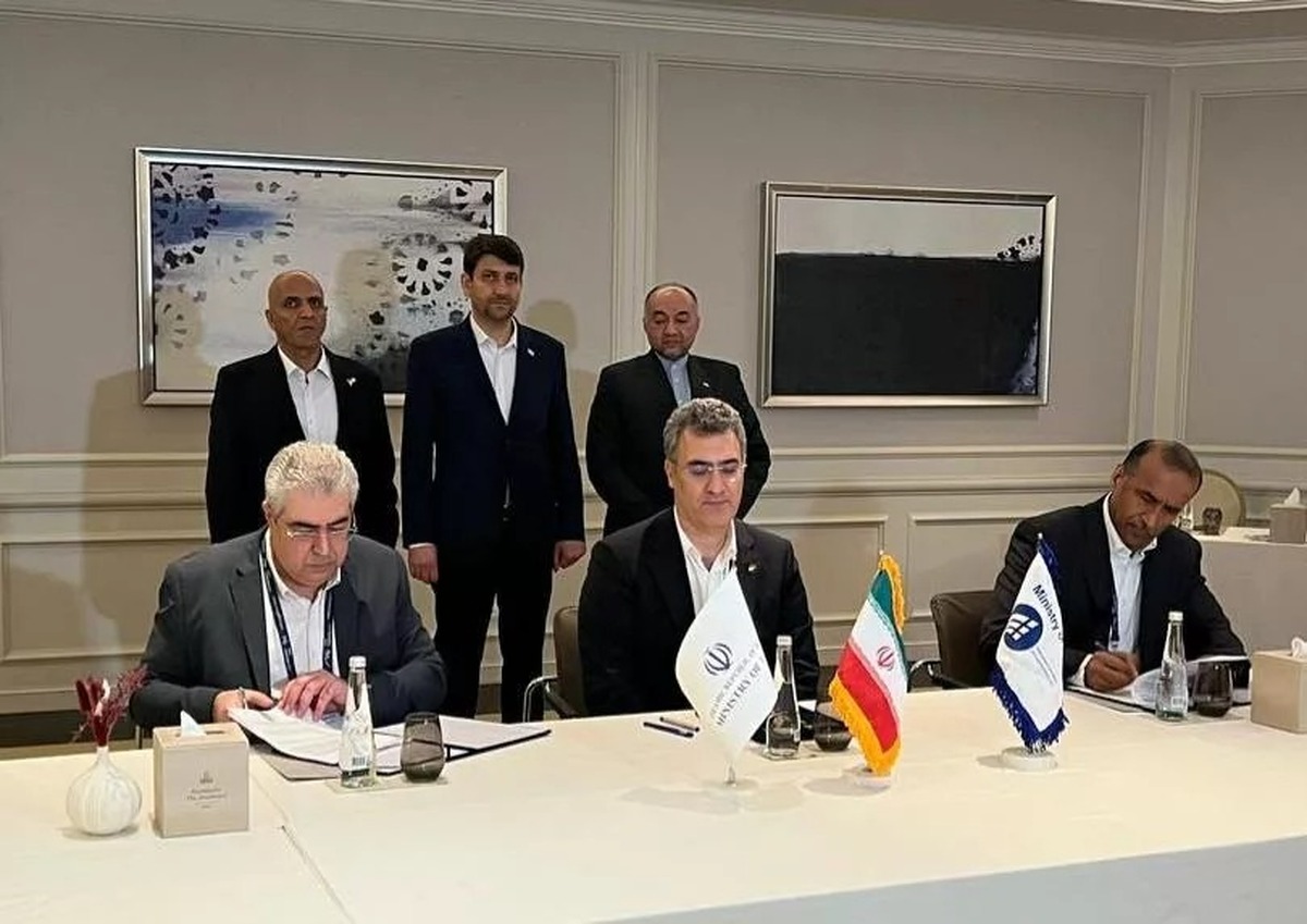 در حاشیه رویداد «ایران‌کریدور ۲۰۲۵»، تفاهم‌نامه‌ای سه‌جانبه میان اپراتور‌های ارتباطاتی ایران و عمان با هدف توسعه ترانزیت داده امضا شد. ادر ین مراسم، «ستار هاشمی»، وزیر ارتباطات و فناوری اطلاعات ایران، نیز حضور داشت.