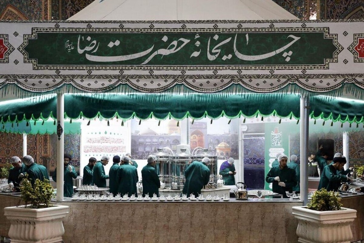 به منظور ارائه خدمات شایسته و مناسب به زائران، ۳۳۷ میلیارد ریال از محل نذورات مردمی برای تامین امکانات و تجهیزات چایخانه‌های حرم امام رضا (ع) اختصاص یافته است.