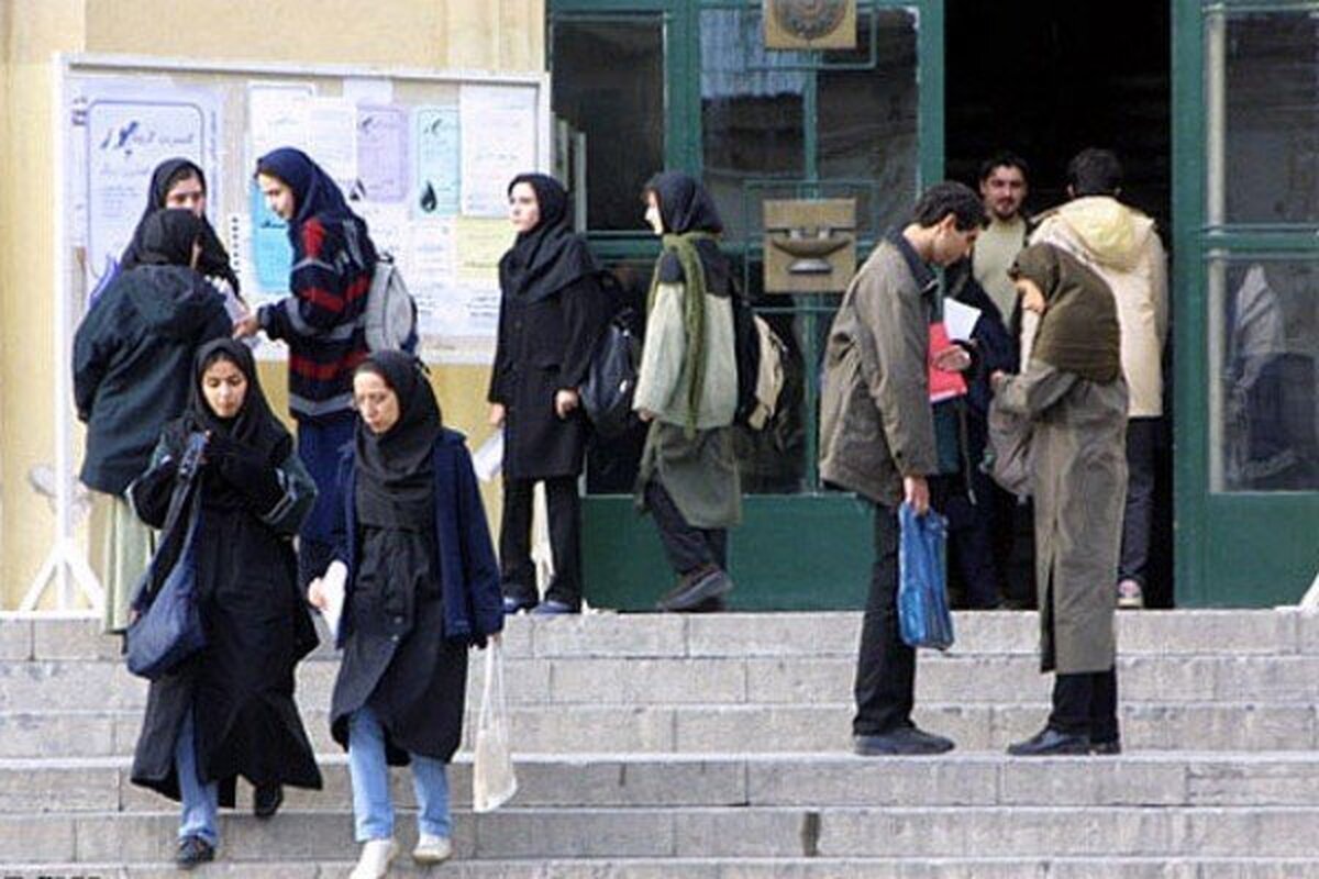 با وجود اینکه طبق گفته وزیر علوم، هم اکنون بیش از ۵۲ درصد جمعیت دانشجویی کشور و ۳۲ درصد اعضای هیئت علمی را زنان تشکیل می‌دهند، اما آمار‌ها نشان می‌دهد سهم بانوان از مدیریت دانشگاه‌ها فقط ۳ درصد است.