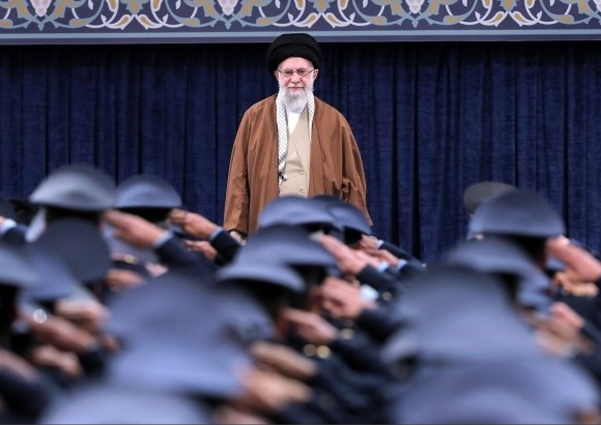 رهبر انقلاب اسلامی در دیدار جمعی از فرماندهان نیروی هوایی و پدافند هوایی ارتش تاکید کردند: با یک چنین دولتی (آمریکا) مذاکره نباید کرد، مذاکره کردن عاقلانه نیست، هوشمندانه نیست، شرافتمندانه نیست.