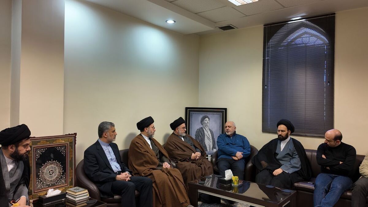 معاون راهبردی رئیس‌جمهور با حضور در محل موسسه فرهنگی شهید محراب در نجف اشرف، با سید حیدر حکیم تولیت مجموعه فرهنگی شهید محراب و سید علی خمینی نوه امام (ره) دیدار و گفت‌و‌گو کرد.