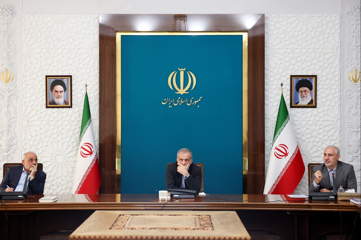 رئیس‌جمهوری در جلسه پیگیری تسریع در احداث نیروگاه‌های برق خورشیدی حاضر شد.