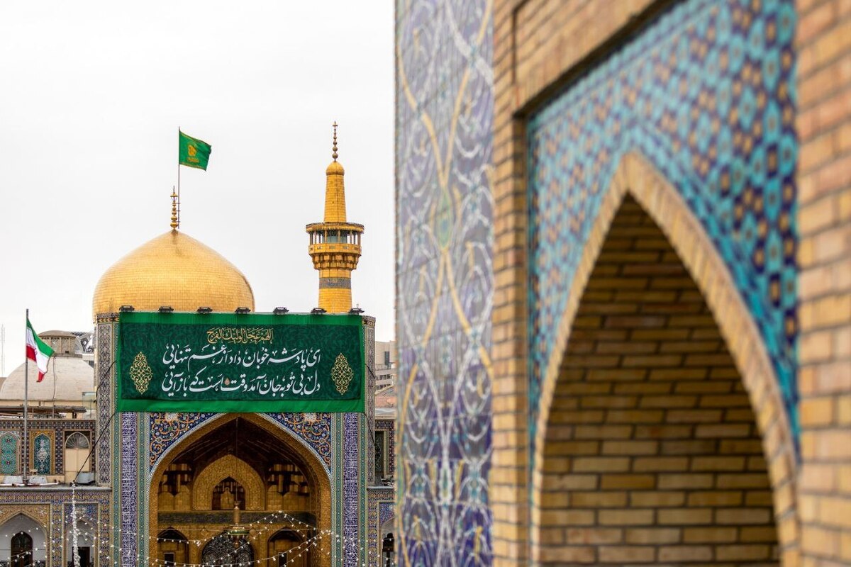 کتیبه‌های ویژه نیمه شعبان در حرم مطهر رضوی نصب شد و حرم امام هشتم رنگ‌وبوی عید گرفت.