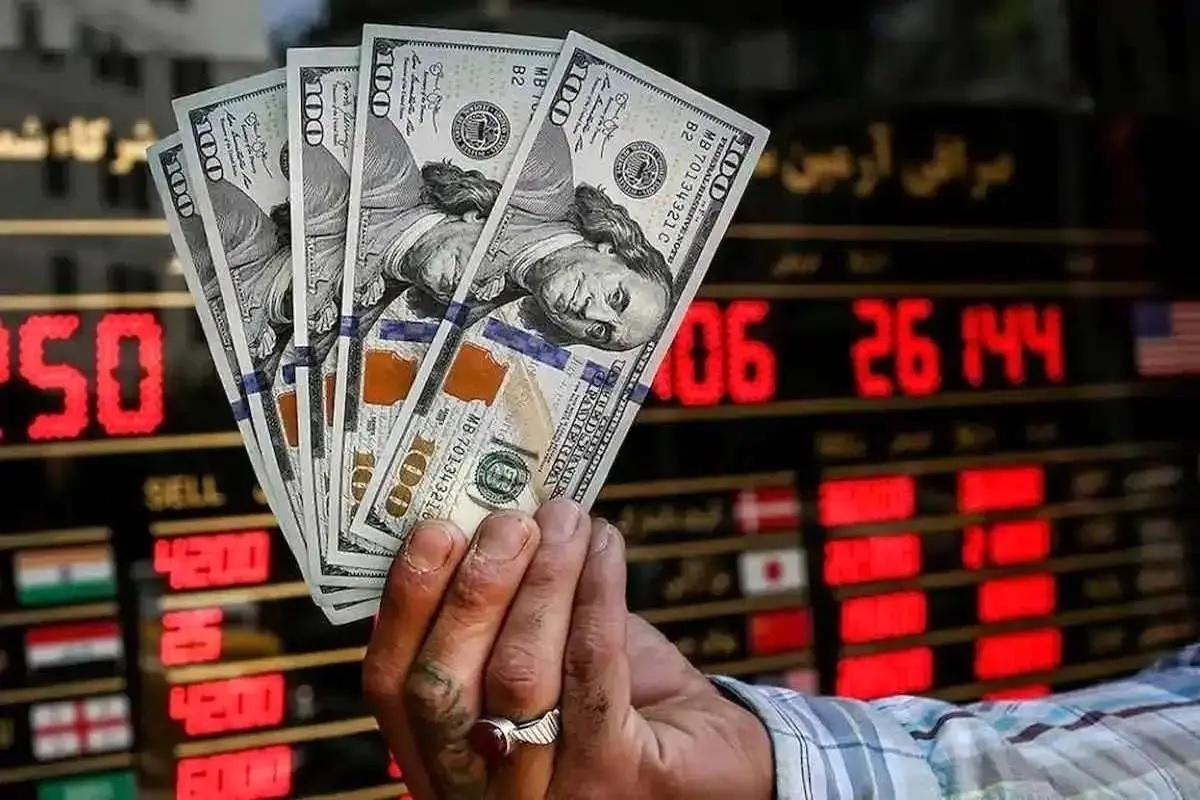 دلار در حالی ابتدای امروز را در کانال ۸۶ هزار تومان آغاز کرد که در لحظه نگارش این خبر با رشد ۳ هزار تومانی به ۸۹ هزار و ۹۰۰ تومان رسیده و فقط یک گام تا ورود به کانال ۹۰ هزار تومان فاصله دارد.