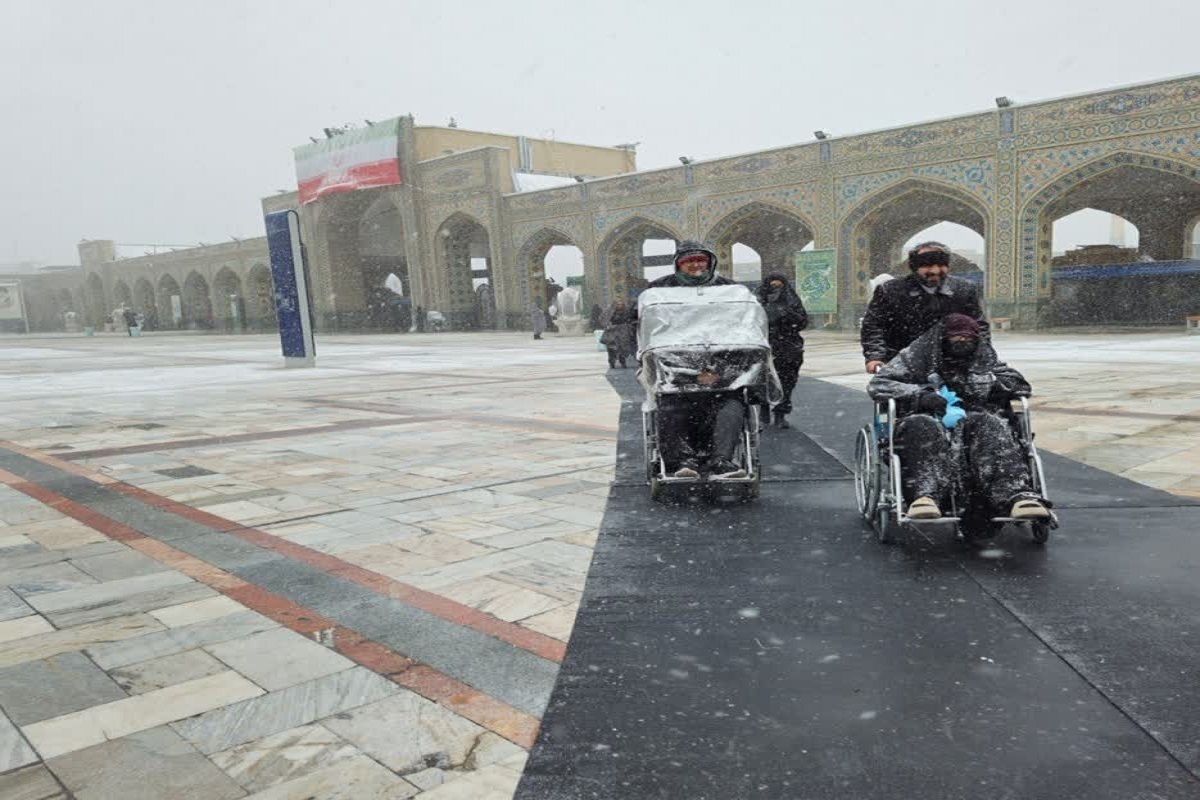 بارش بی‌وقفه برف در حرم مطهر رضوی، زیبایی این مکان مقدس را دوچندان کرد و فضایی روحانی را برای زائران عاشق خاندان پیامبر (ص) رقم زد.