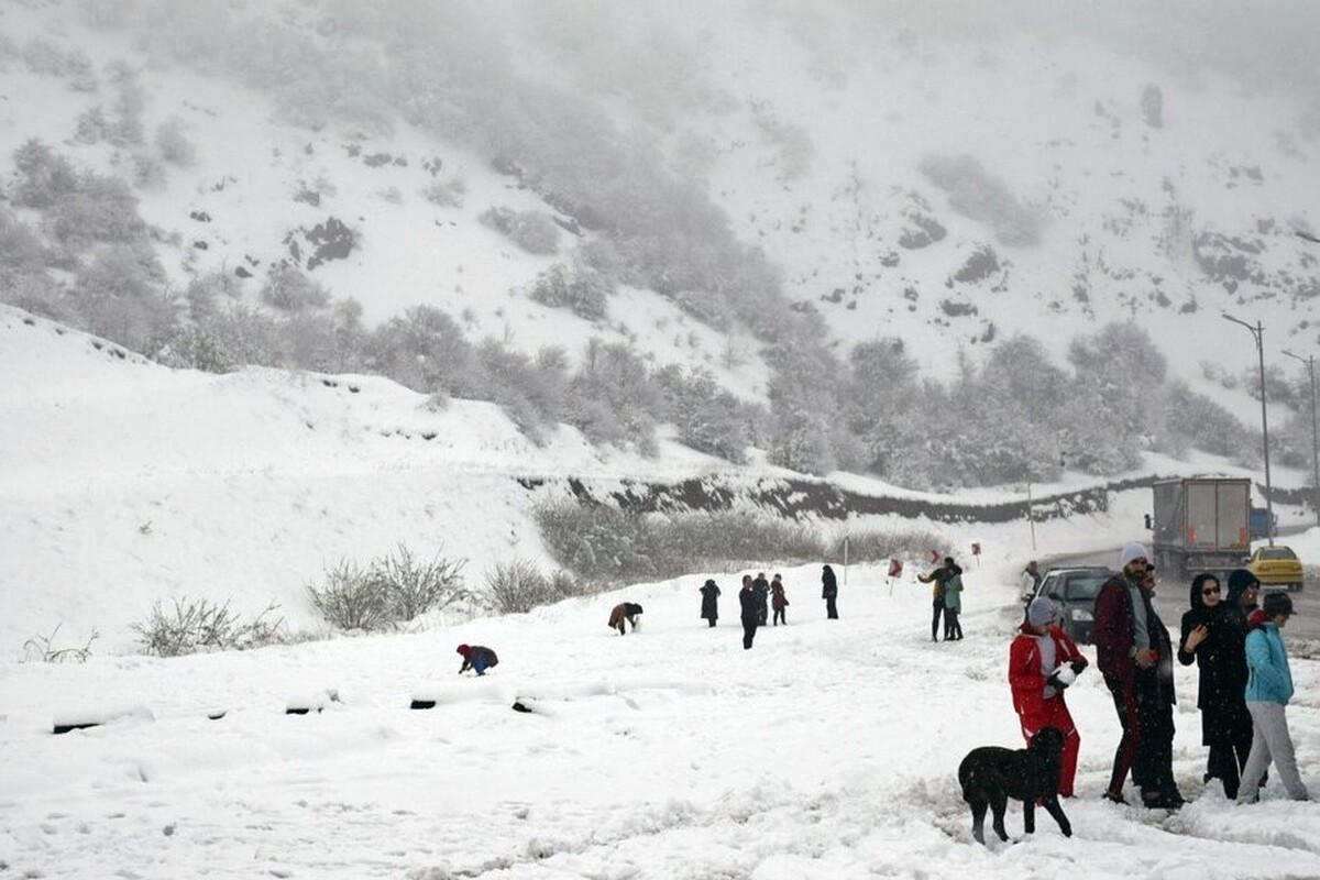 بارش برف به ارتفاع ۸۰ سانتی‌متر، گردنه کوهستانی حیران در محور مواصلاتی آستارا به اردبیل را سپیدپوش کرده است.