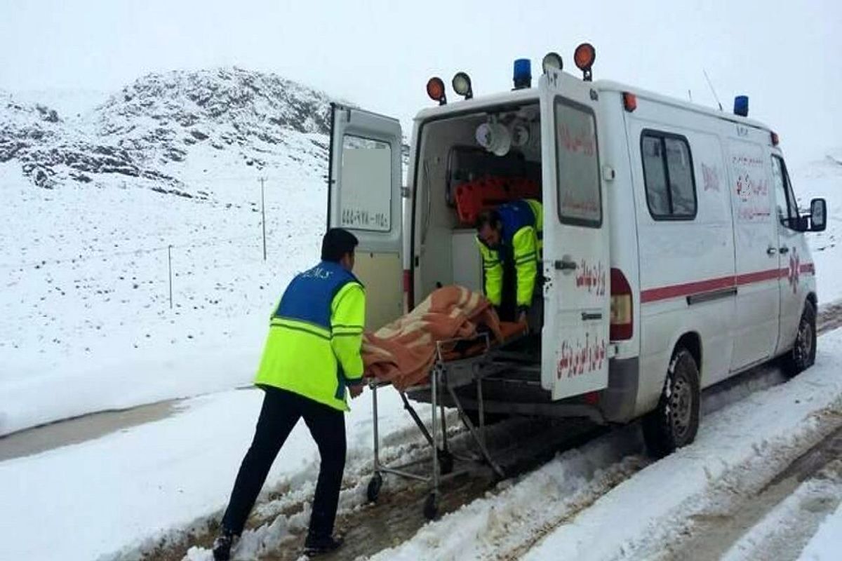 مدیر شبکه بهداشت و درمان تایباد گفت: ۲ مادر باردار پس از رهایی از برف و کولاک با کمک نیرو‌های امدادی اورژانس ۱۱۵ به بیمارستان خاتم الانبیا (ص) تایباد منتقل شدند.