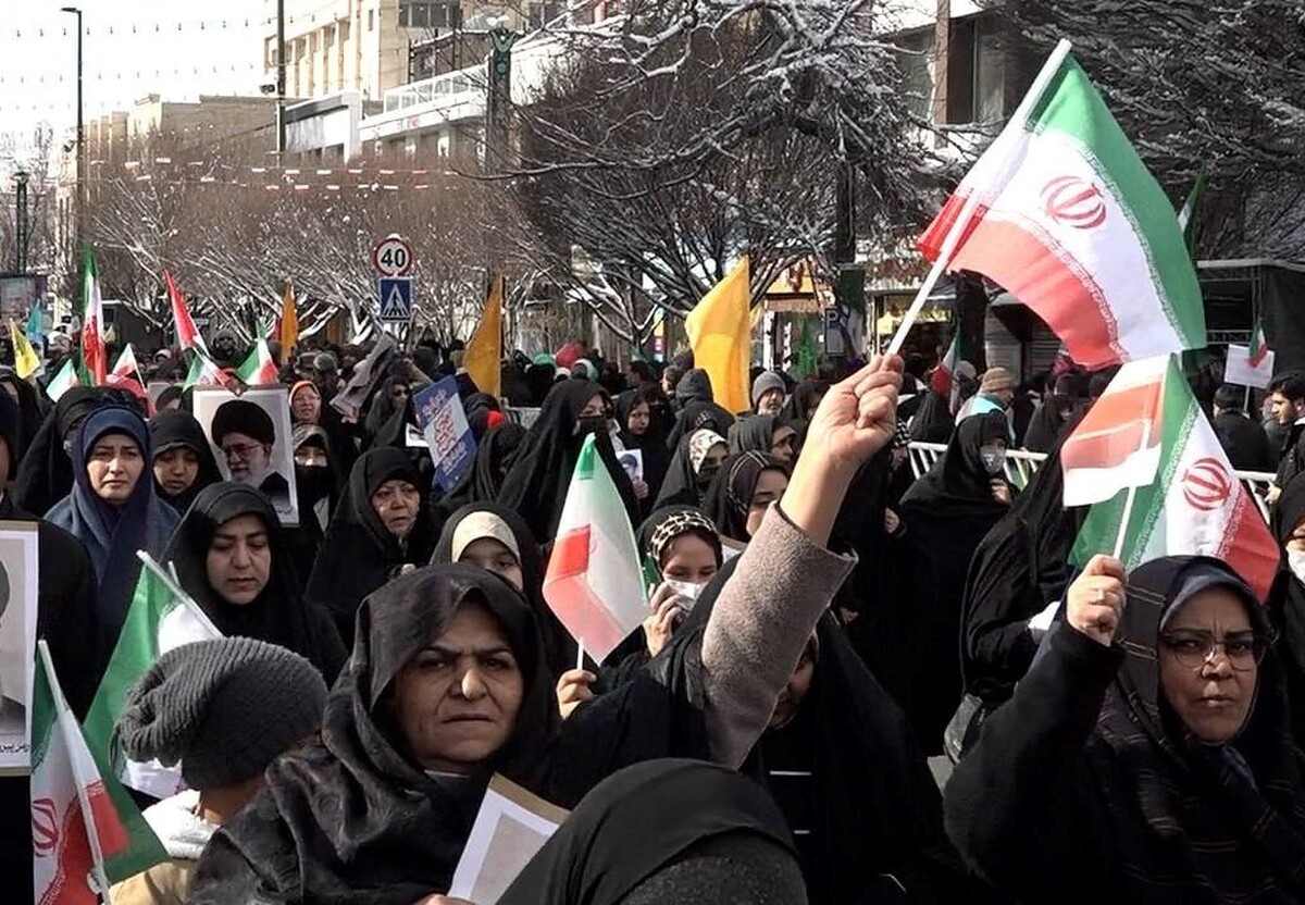 اگرچه حضور تمامی اقشار جامعه در راهپیمایی ۲۲بهمن در مشهد قابل‌توجه است، اما حضور بانوان به عنوان نیمی از جمعیت بسیار چشمگیر است.
