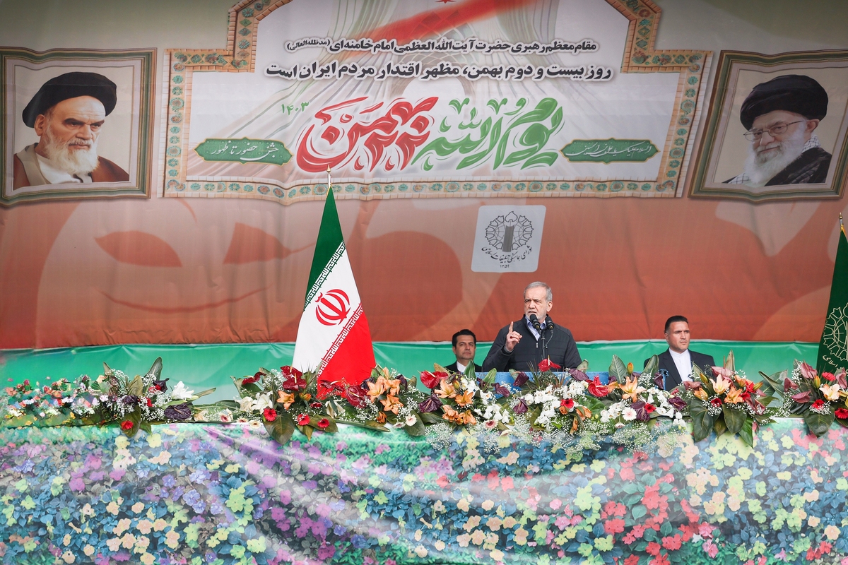 رئیس‌جمهوری با بیان اینکه امروز در ذهن و روحیات مردم این باور را می‌خواهند تزریق کنند که ایران ضعیف شده است و این بهترین زمان برای ضربه به ایران است، تصریح کرد که با هدایت داهیانه مقام معظم رهبری و با حضور ملت همیشه در صحنه و فداکار ایران تمام خواب‌ها را به گور می‌برند.