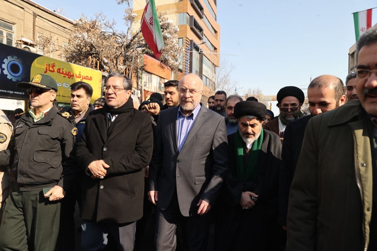 رئیس مجلس شورای اسلامی در جمع راهپیمایان ۲۲ بهمن ارومیه گفت: بدنبال تحول اقتصادی با اولویت حل معیشت مردم هستیم.