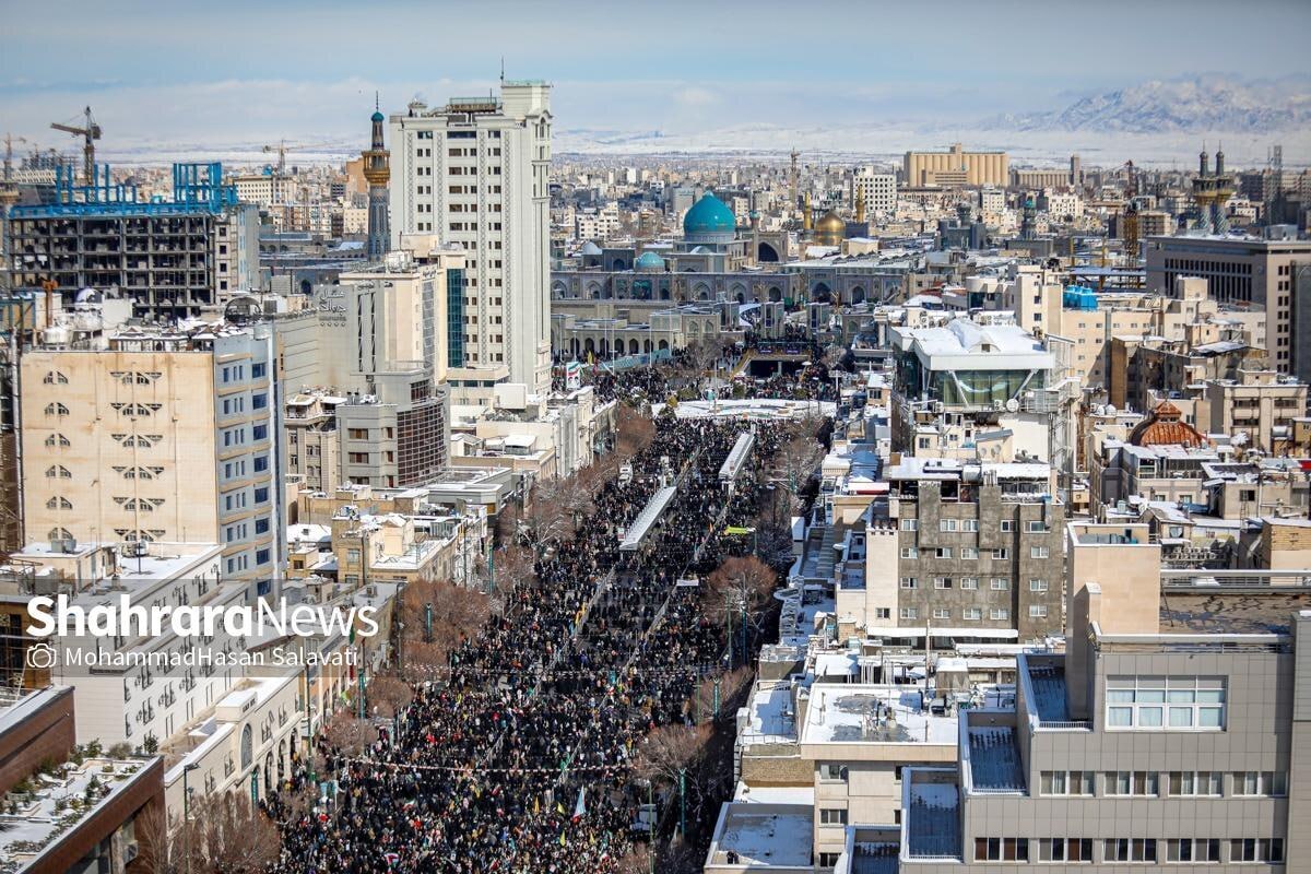 راهپیمایی ۲۲ بهمن ماه با حضور پرشور زائران و مجاوران حرم مطهر رضوی در میدان ۱۵ خرداد مشهد آغاز شد.