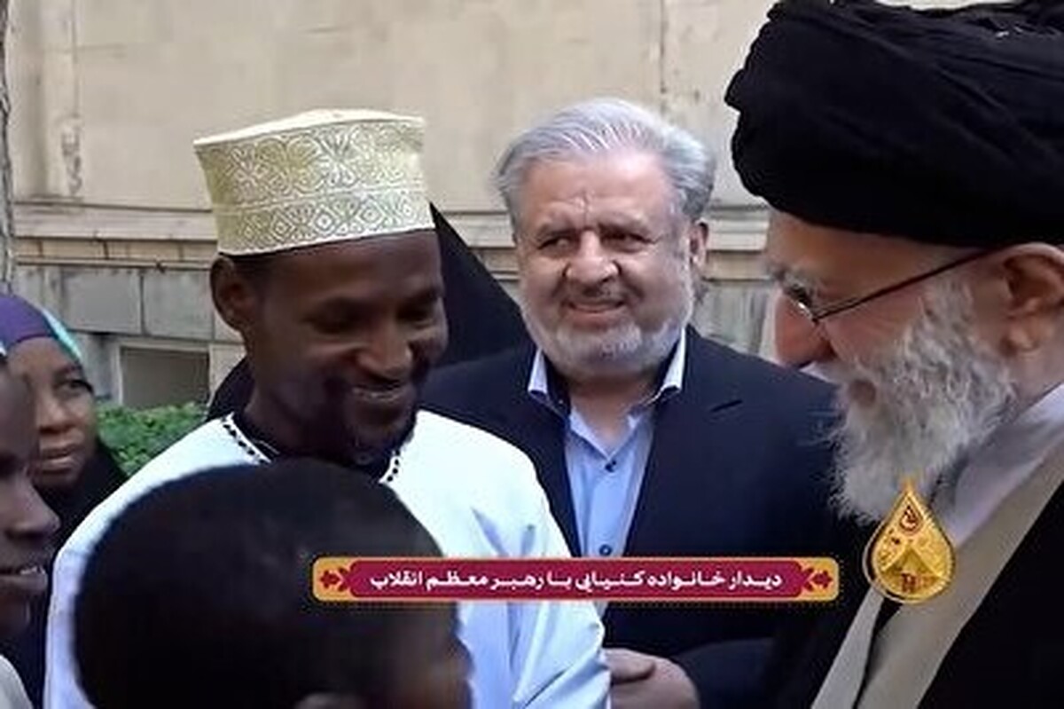 خانواده آفریقایی که فرزندان خود را با اسامی امام‌خمینی(ره)، شهید بهشتی، شهید مطهری و مقام معظم رهبری نام‌گذاری کردند، با رهبر معظم انقلاب دیدار کردند. خانواده ابوخمینی اهل شهر لامو کنیا (واقع در شرق قاره آفریقا) هستند. ابوخمینی در دوران انقلاب اسلامی ایران، نام امام‌خمینی(ره) را از اخبار و رسانه‌ها شنید و شیفته آن حضرت شد. این دلدادگی به‌قدری عمیق بود که اولین فرزند خود را «روح‌الله خمینی» نام نهاد. نام دومین پسر خود را «علی خامنه‌ای» گذاشت و به ترتیب پسران سوم و چهارم خود را «مرتضی مطهری» و «حسین بهشتی» نامید. ابوخمینی در آفریقا مدرسه‌ای تأسیس کرده و در آن، به تربیت و پرورش دانش‌آموزان مشغول است.