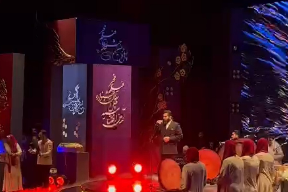 علی زندوکیلی در مراسم اختتامیه چهل‌و سومین جشنواره فیلم فجر اجرای زنده برگزار کرد.
