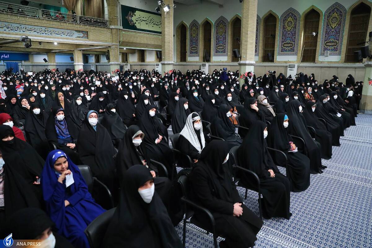 مسئول جامعه زنان استان خراسان رضوی گفت: زنان با توجه به ویژگی‌های رفتاری و جایگاهی که در خانواده دارند، می‌توانند در موقعیت کنونی و در گام دوم انقلاب بر سایر اعضای خانواده اثرگذار باشند تا جامعه به انحطاط کشیده نشود.