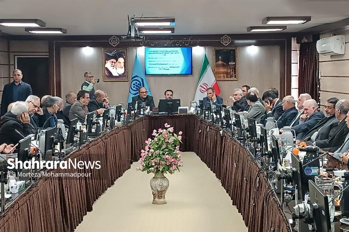 نشست اعضای شورای‌عالی کار کشور با دستورکار بررسی تعیین مزد سال ۱۴۰۴ کارگران و تعیین‌تکلیف طرح برابری عیدی و پاداش کارگران بازنشسته با شاغلان مشمول قانون کار، صبح امروز به میزبانی اداره‌کل تأمین اجتماعی خراسان رضوی برگزار شد.