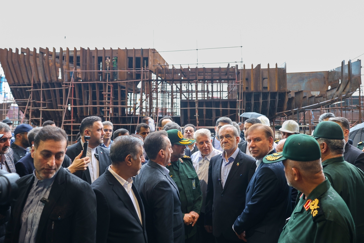 رئیس جمهور در جریان سفر استانی دولت وفاق ملی به بوشهر از صنایع کشتی‌سازی شهید محلاتی در این استان بازدید کرد.