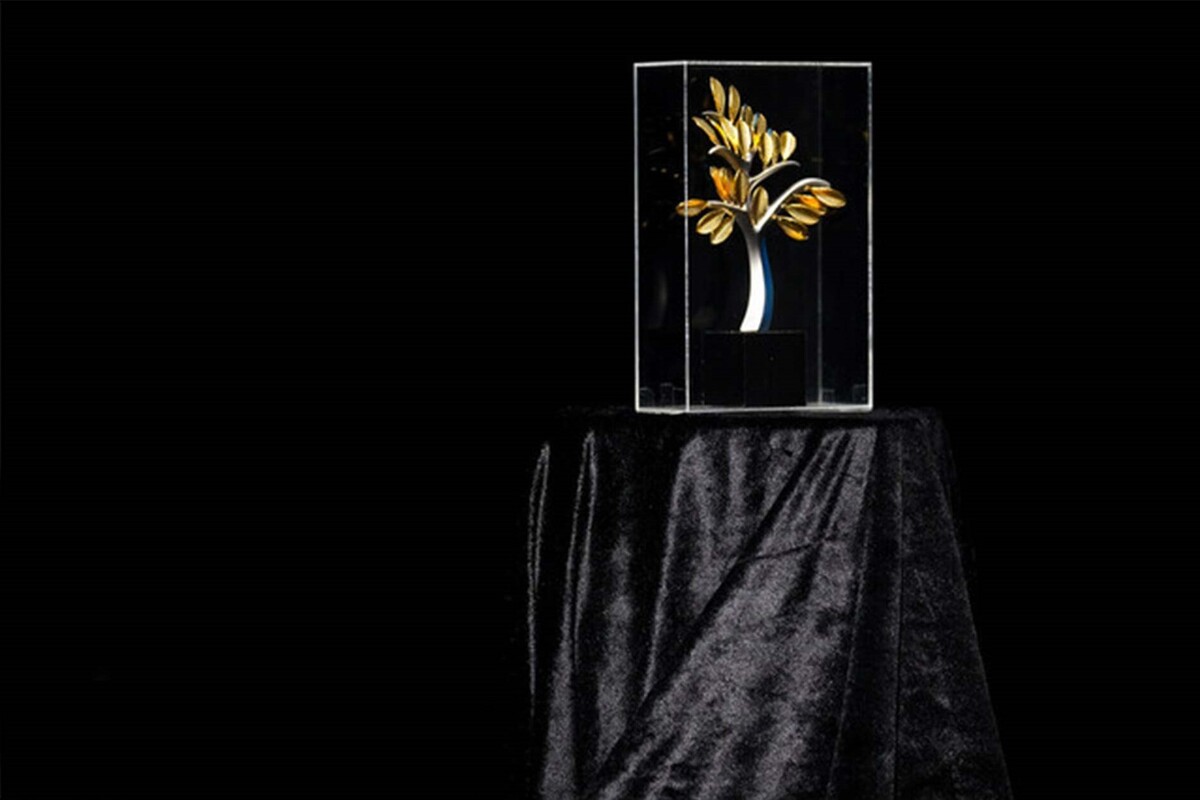 «درخت زرین»‌ هفدهمین جشنواره هنرهای تجسمی فجر،‌ روز جمعه ۲۶ بهمن‌ماه ساعت ۱۵ در مجموعه فرهنگی ـ هنری آسمان افتتاح می‌شود.