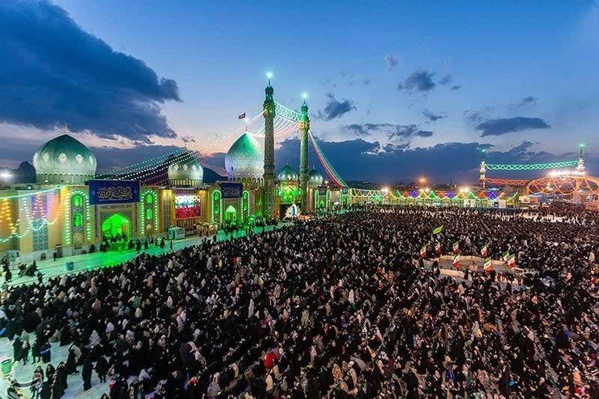 مسجد مقدس جمکران در شب نیمه‌شعبان، میزبان خیل عظیم عاشقان و منتظران ظهور است. صدها هزار زائر از سراسر ایران و جهان در این مکان مقدس گرد هم آمده‌اند تا در شبی سرشار از نور، دعا و امید، دل‌هایشان را به امام عصر (عج) گره بزنند.