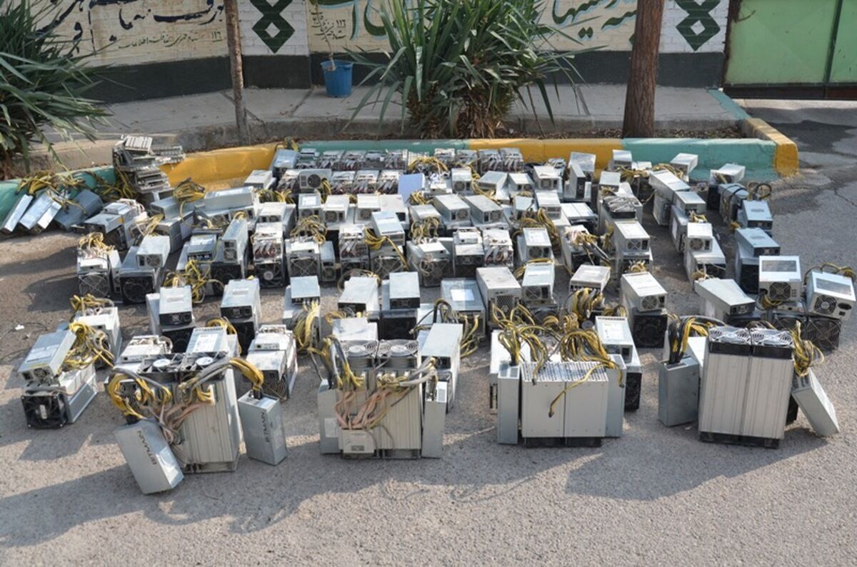 مدیرعامل شرکت توانیر با بیان اینکه تاکنون بیش از ۲۴۰ هزار دستگاه ماینر غیرمجاز با مصرفی معادل ۸۰۰ مگاوات از سراسر کشور کشف و ضبط شده است، گفت: برای تأمین برق این دستگاه‌ها باید هزار و ۲۰۰ مگاوات نیروگاه بسازیم.