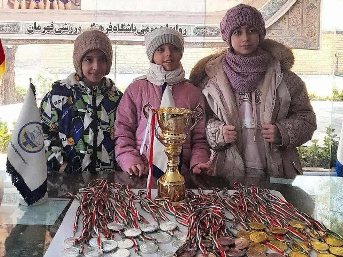 مسابقات شنای دختران مشهد با شرکت ۱۰۰ شناگر نوجوان برگزار شد.