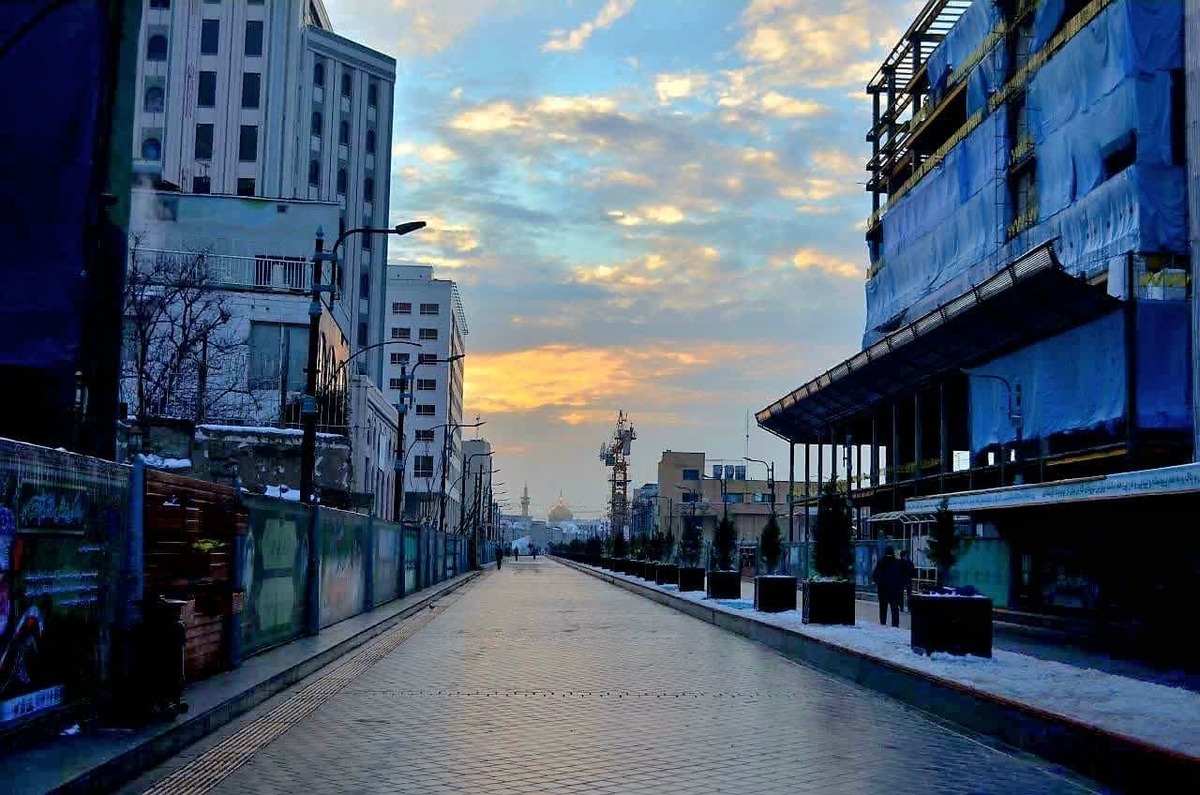 دورنمایی زیبا از گنبد و گلدسته طلای حرم مطهر رضوی از ورودی آیت الله طبسی بعد از یک روز برفی.
عکس ارسالی از : رضا خانخواجه