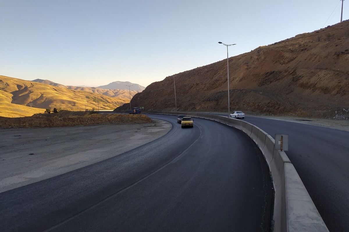 ویدئویی از اقدام خطرناک راننده خودرو تیبا که حرکت با دنده عقب در لاین سرعت بزرگراه، تبریز منجر به وقوع حادثه شد را مشاهده می‌کنید.