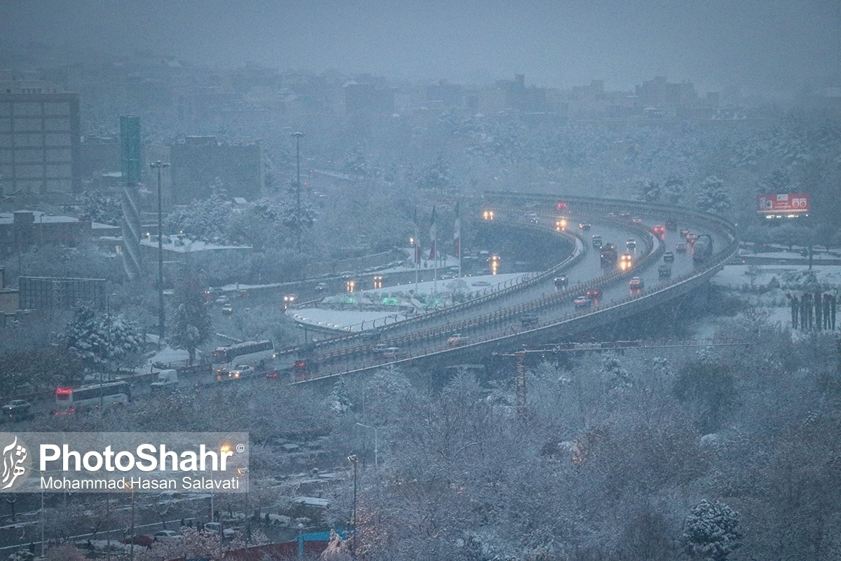 محمد اصغری، کارشناس هواشناسی گفت: تهران از بامداد فردا بارانی خواهد بود. کل استان‌های کشور فردا درگیر دو موج شمالی و جنوبی خواهند بود. نفوذ هوای سردچاله کذب است و چیزی به عنوان سردچاله نداریم؛ اما هوا در هفته آتی شدیدا سرد خواهد شد. هفته آینده هوا به شدت سرد خواهد شد.