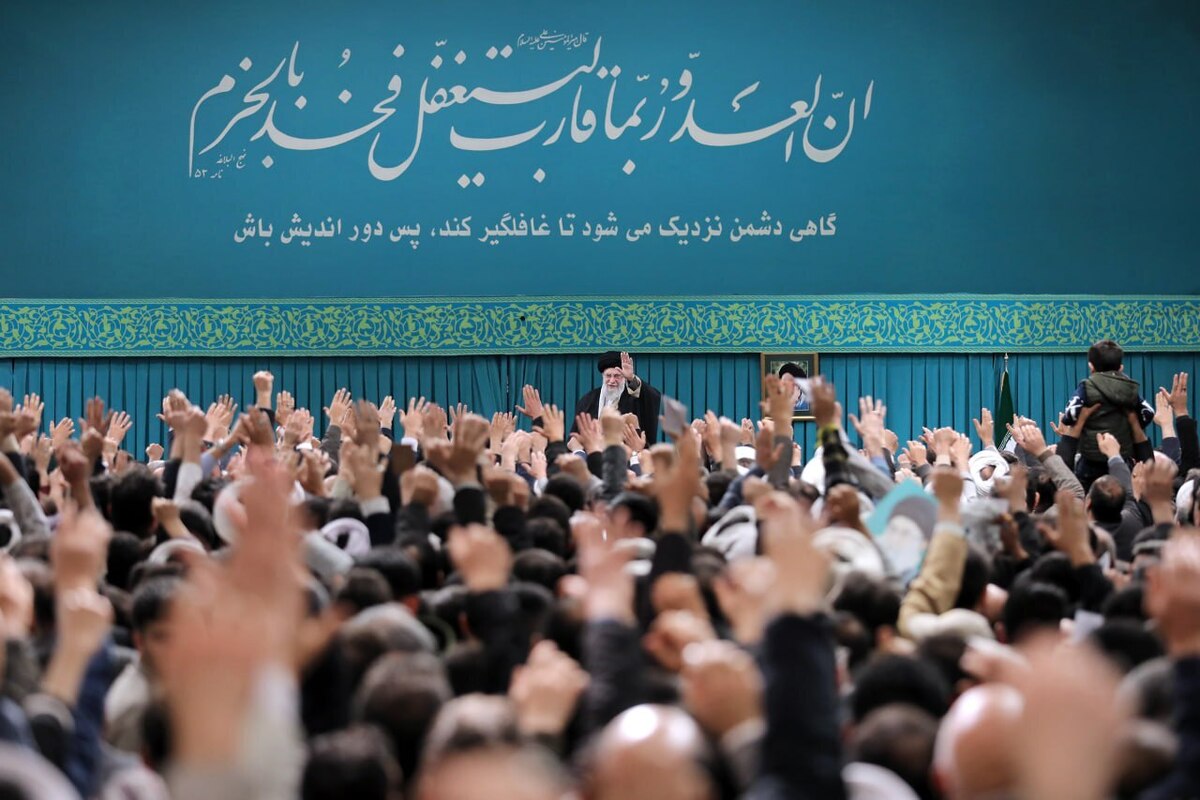 در سالروز قیام ۲۹ بهمن مردم تبریز، هزاران نفر از مردم استان آذربایجان شرقی با حضور در حسینیه امام خمینی (ره)، با رهبر انقلاب اسلامی دیدار کردند. حضرت آیت الله خامنه‌ای در این دیدار عنوان کردند: تهدید نرم‌افزاری دشمن بر این کشور و این ملت کارساز نبوده است.