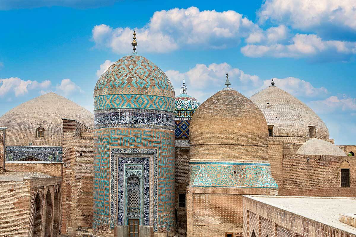 با هدف حفاظت از هویت تاریخی اردبیل مجوز جدیدی برای بلندمرتبه‌سازی در بافت تاریخی این شهر صادر نخواهد شد. مدیرکل میراث فرهنگی، گردشگری و صنایع‌دستی اردبیل اعلام کرد که تمرکز اصلی بر رعایت محدودیت‌های ارتفاعی و نمای ساختمان‌ها است و ارتفاع ساخت‌وساز در محدوده بافت قدیمی به ۶.۵ متر کاهش یافته است.