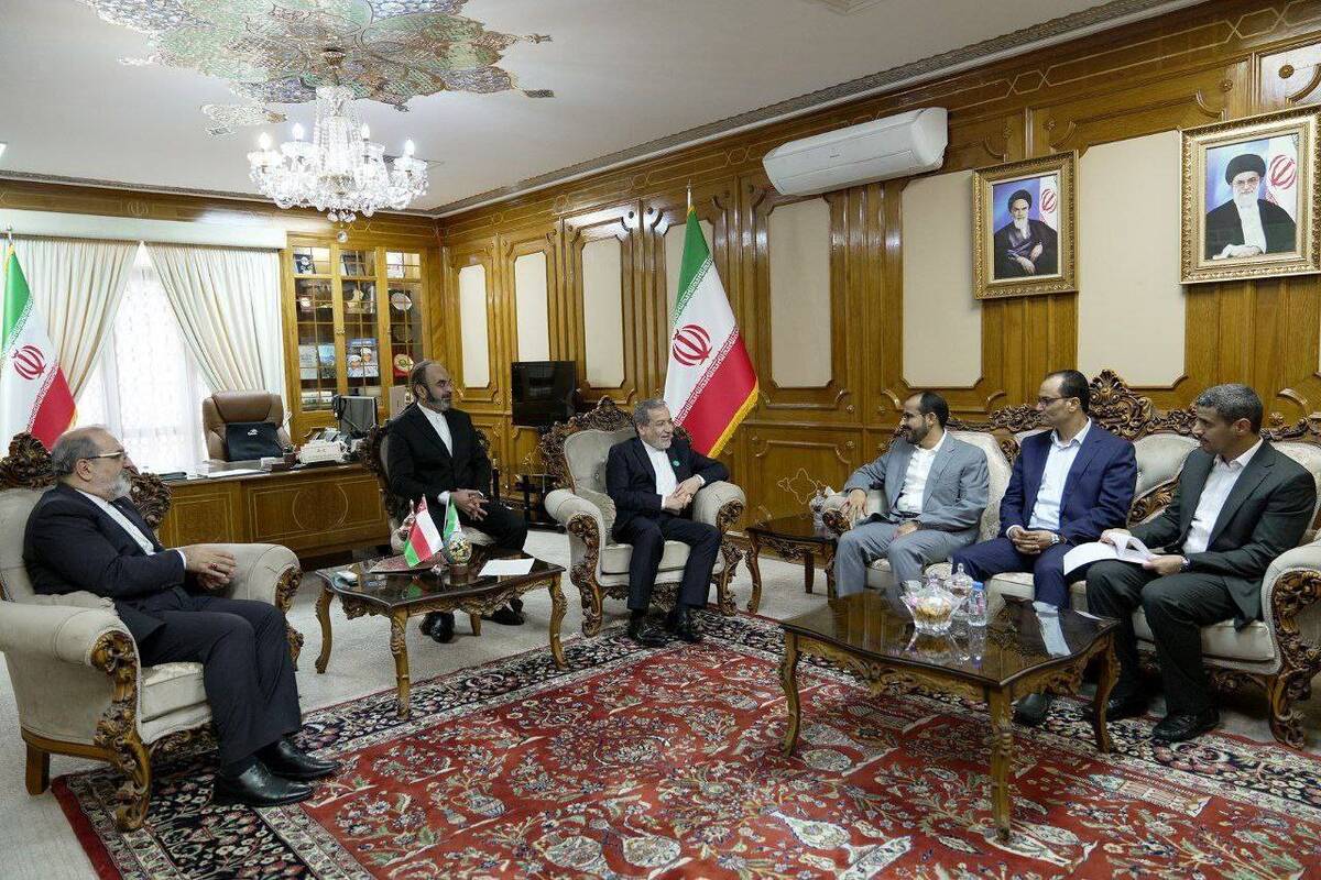 سخنگو و رئیس هیئت مذاکره‌کننده دولت نجات ملی یمن با وزیر امور خارجه کشورمان دیدار و گفتگو کرد.