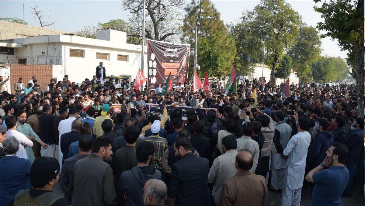هزاران نفر از طرفداران حزب «جمعیت علمای اسلام» پاکستان در شهر «چمن» در اعتراض به تصمیم دولت پاکستان برای اجباری شدن پاسپورت و ویزا، دست به تظاهرات زدند.