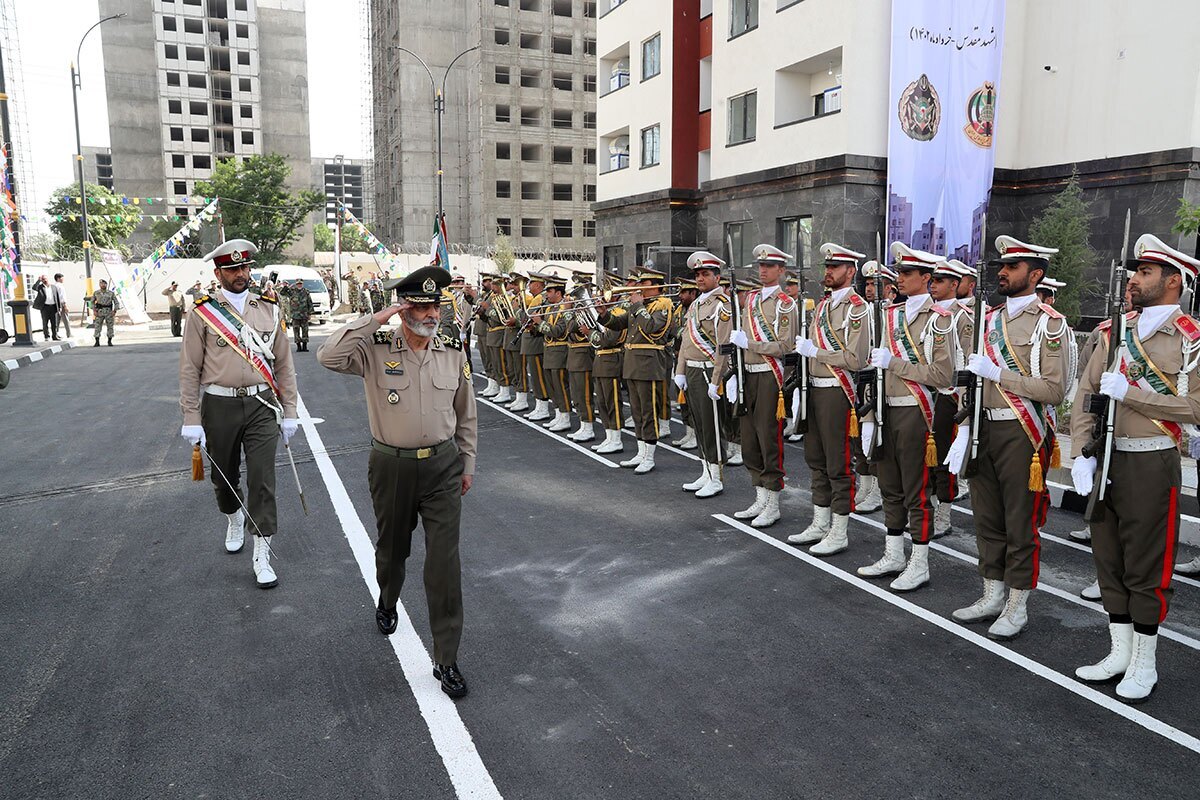 فرمانده کل ارتش گفت: فرمانده معظم کل قوا ۱۱ روز پیش فرمودند اگر آمریکا به امنیت ملت تعرض کند ما هم به امنیت آنها تعرض خواهیم کرد. این یک فرمان صریح برای ما بود، بعد از ظهر روز ۱۹ بهمن فرماندهان طرح‌های خود را برای اجرای این فرمان به روز کردند و الان کاملاً آماده اقدام هستیم.