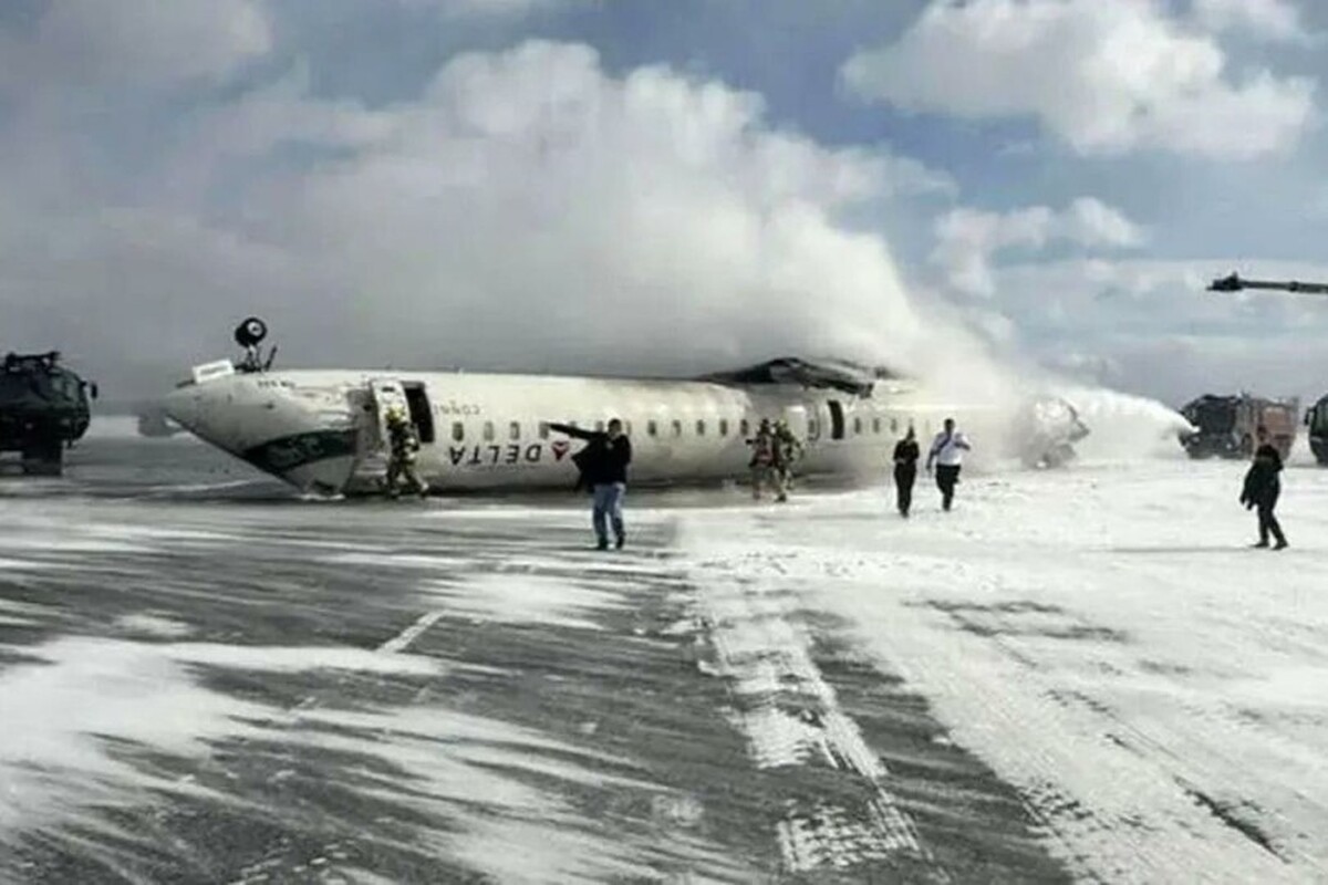 یک فروند هواپیمای مسافربری خطوط هوایی دلتا آمریکا به هنگام فرود در تورنتو دچار سانحه شد و پس از سر خوردن روی باند واژگون شد.