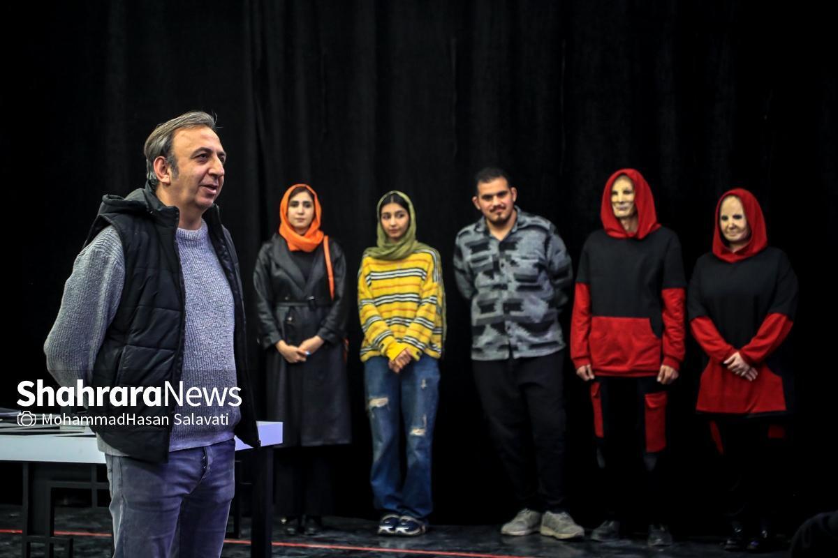 روایتی از نویسنده‌ای که تنها مانده، در میان سایه‌های خاطرات و واژه‌هایی که او را رها نمی‌کنند. چهار شخصیت خیالی، فرزندان ذهنی او، در برابرش ایستاده‌اند، با او می‌خندند، سرزنشش می‌کنند و حقیقتی تلخ را به او یادآور می‌شوند.