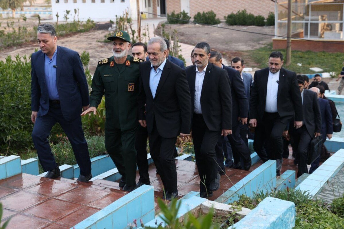 رئیس جمهور دومین روز سفر استانی خود به خوزستان را با حضور در یادمان شهدای گمنام و ستاد قرارگاه مرکزی کربلا آغاز کرد.