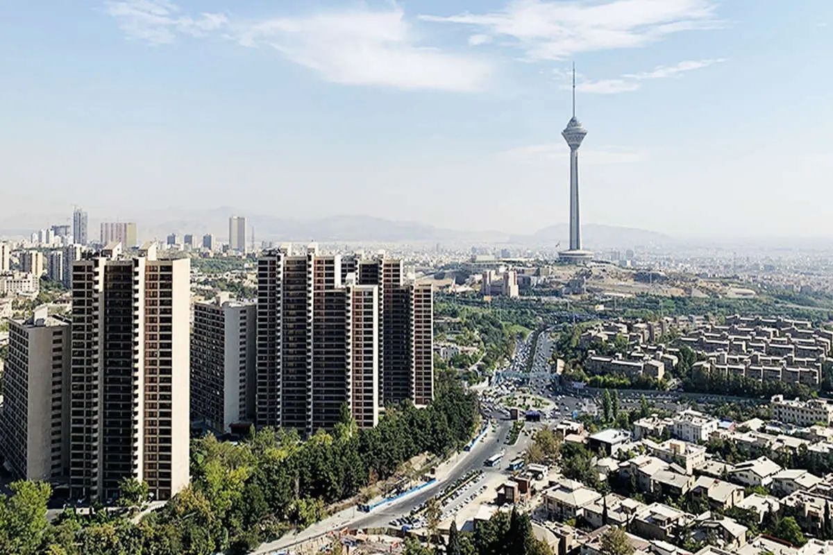 سال ۷۱ قیمت دلاری مسکن ۳۰۹ دلار در هر مترمربع بود. دهه ۸۰، اما قیمت دلاری مسکن دچار رشد بسیار سریع و فزاینده شد. الان و بعد از دو جهش نرخ دلار، این قیمت زیر ۱۱۰۰ دلار قرار گرفته است.