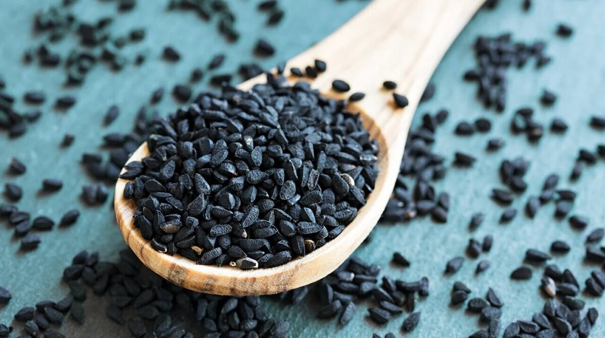 سیاه‌دانه، با نام علمی (Nigella Sativa)، یکی از گیاهان دارویی است که از آن استفاده‌های غذایی و درمانی می‌شود. اما این ماده خوراکی، فواید و مضراتی دارد.