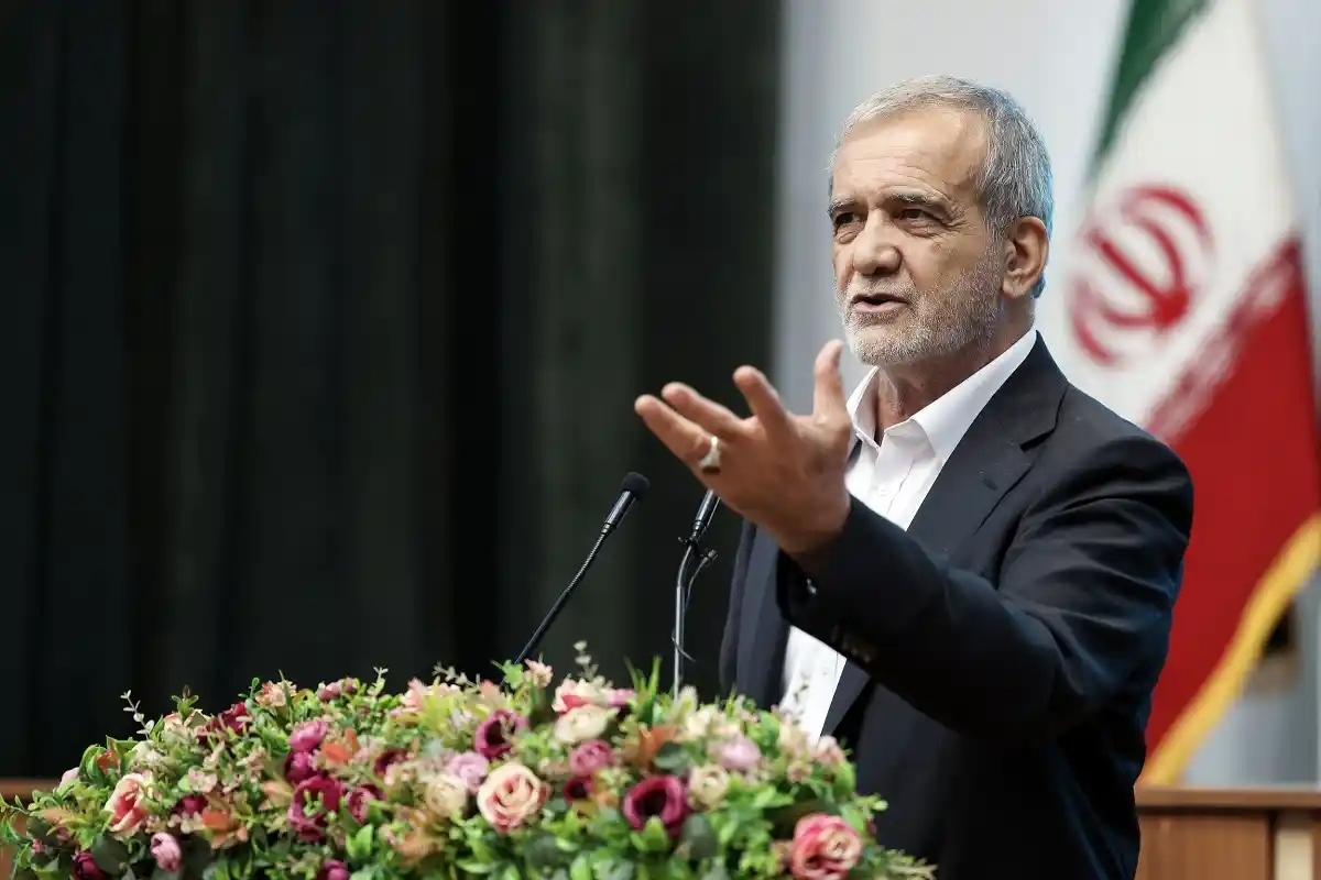 رئیس‌جمهور گفت: برای درست شدن شرایط هر امضایی که می‌خواهید می‌دهم تا شرایط را درست کنید، پول ندارم اما با مردم قادر هستیم مشکلات را حل کنیم و حل خواهیم کرد.