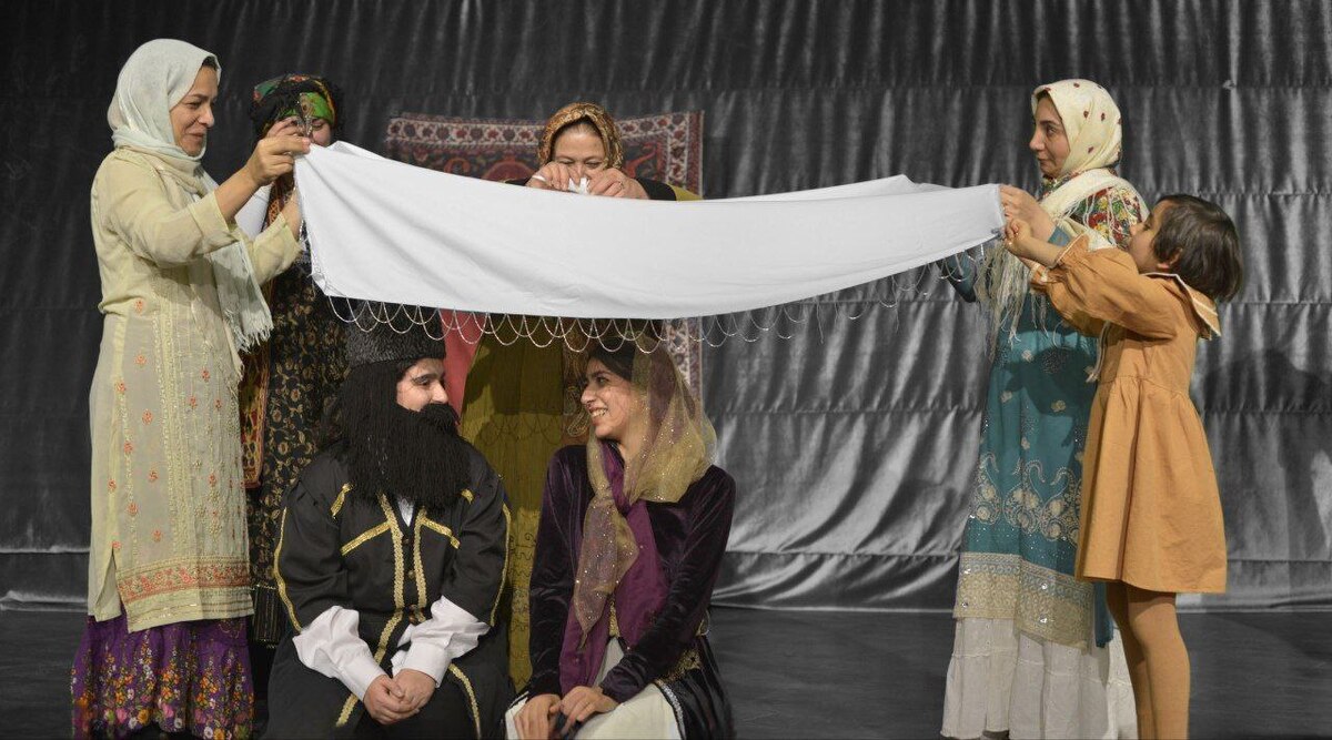 گروه تئاتر «سیمرغ» با اجرای نمایش «بهار میاد» به نویسندگی و کارگردانی محمد برومند در فستیوال بین‌المللی «مرادوک مای» تایلند حضور پیدا کرده است.