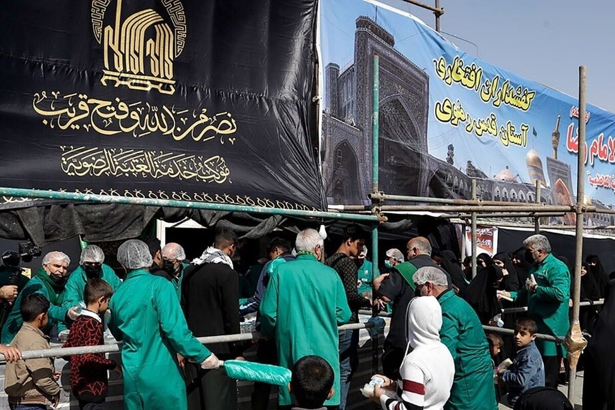 همزمان با ایام شهادت حضرت موسی بن جعفر (ع) جمعی از خادمان کفشدار حرم مطهر رضوی با توزیع ۲۷ هزار وعده غذای گرم از زائران و عزاداران این امام همام در شهر کاظمین پذیرایی کردند.