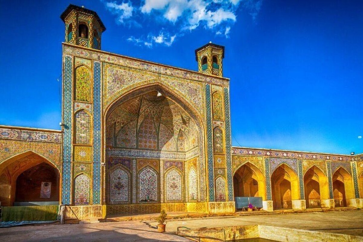 ویدئویی زیبا از غروب چشم نواز بر بام مسجد وکیل شیراز را مشاهده می‌کنید.