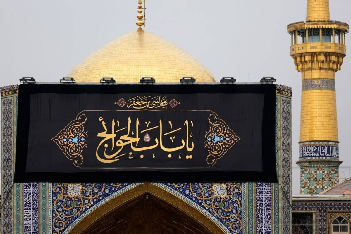 فردا یکشنبه ۷ بهمن ۱۴۰۳، مصادف با ۲۵ رجب سالروز شهادت حضرت امام موسی کاظم (ع) است. خادمان بارگاه مطهر رضوی امشب در شب شهادت امام کاظم علیه السلام حرم مطهر امام رضا (ع) را به این مناسبت سیاه پوش کردند.
