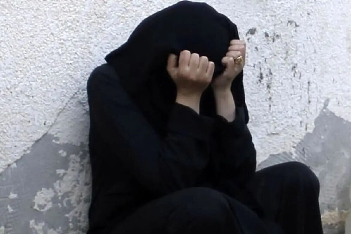 زن جوانی که با شکایت همسر و فرزندان یک مرد دستگیر و به کلانتری برده شده بود، گفت فریب یک مرد متاهل را در فضای مجازی خورده و زندگیش از هم پاشیده است.