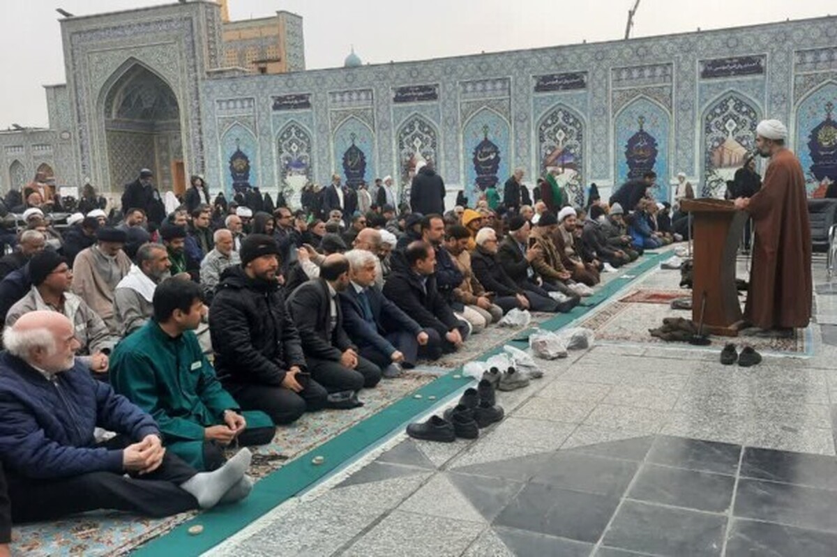 نماز استغاثه باران و دعا برای نزول رحمت الهی در حرم مطهر رضوی روز دوشنبه با حضور چشمگیر زائران و مجاوران اقامه شد.