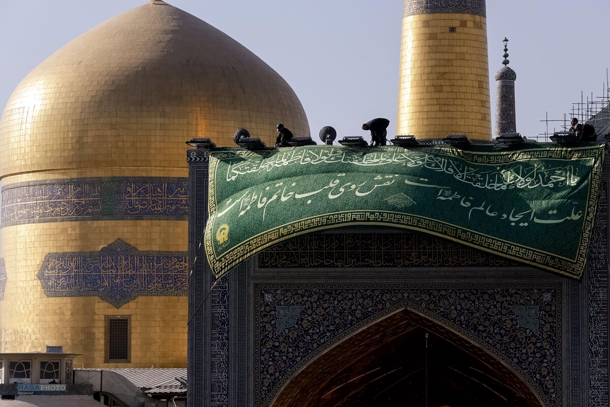 ویدئویی از تعویض پرچم گنبد مطهر و گل آرایی صحن‌های حرم رضوی در آستانه مبعث حضرت رسول اکرم الله(ص) را مشاهده می‌کنید.