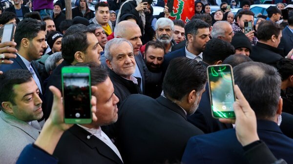 دکتر مسعود پزشکیان، در جریان سفر به شهرستان‌های جنوب غربی استان تهران، عصر امروز پنجشنبه با حضور از پیش اعلام نشده در محدوده بلوار امام خمینی و بلوار آزادگان شهرستان رباط‌کریم ضمن دیدار و گفت‌وگو با مردم، در جریان دغدغه‌ها و مطالبات آنان قرار گرفت.