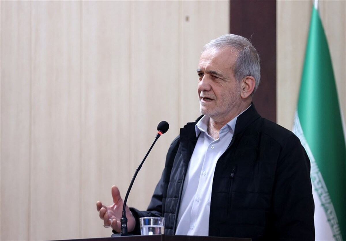 رئیس جمهور با تاکید بر اینکه نباید از تحریم و فشار بترسیم، افزود: برخی می‌گویند ما هیچ راهی ندارم الا اینکه بنشینیم مذاکره کنیم، ما نگفتیم قرار نیست مذاکره کنیم، اما قرار نیست مقابل قلدر‌ها سر خم کنیم.